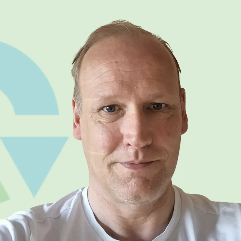 Portret van een persoon met een neutrale uitdrukking tegen een lichtgroene achtergrond.