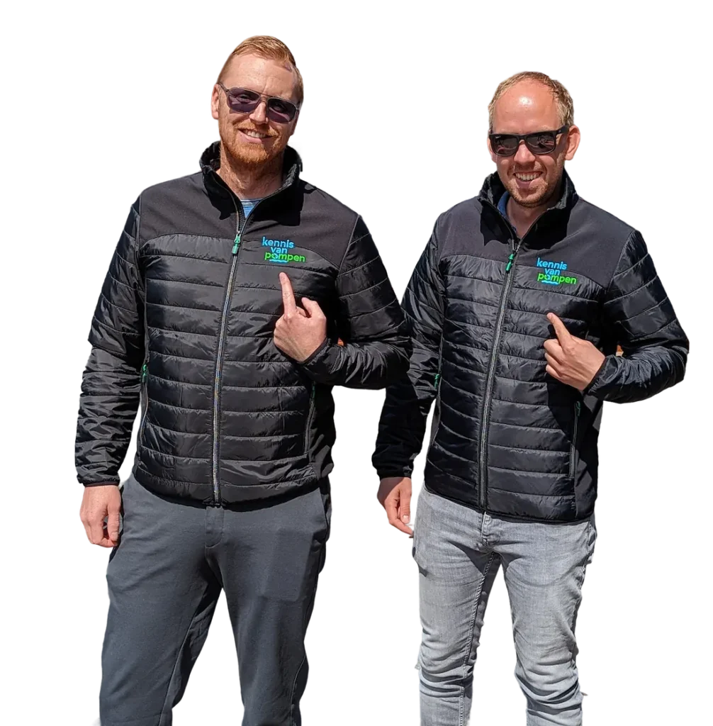 Twee mannen dragen jassen met het logo "Kennis van Pompen" en wijzen naar het logo.
