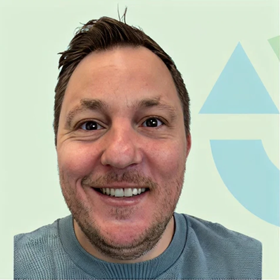 Portret van een glimlachende man, Robert Teunissen, in een blauwe trui voor een lichtgroene achtergrond met abstracte vormen.